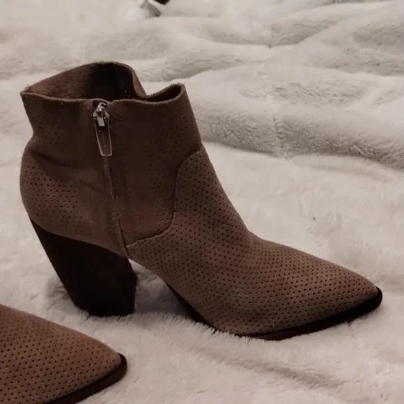 Vince Camuto Welland Sable Suede Pointed Toe Block Heel Ankle Booties EUC - Picture 5 of 10